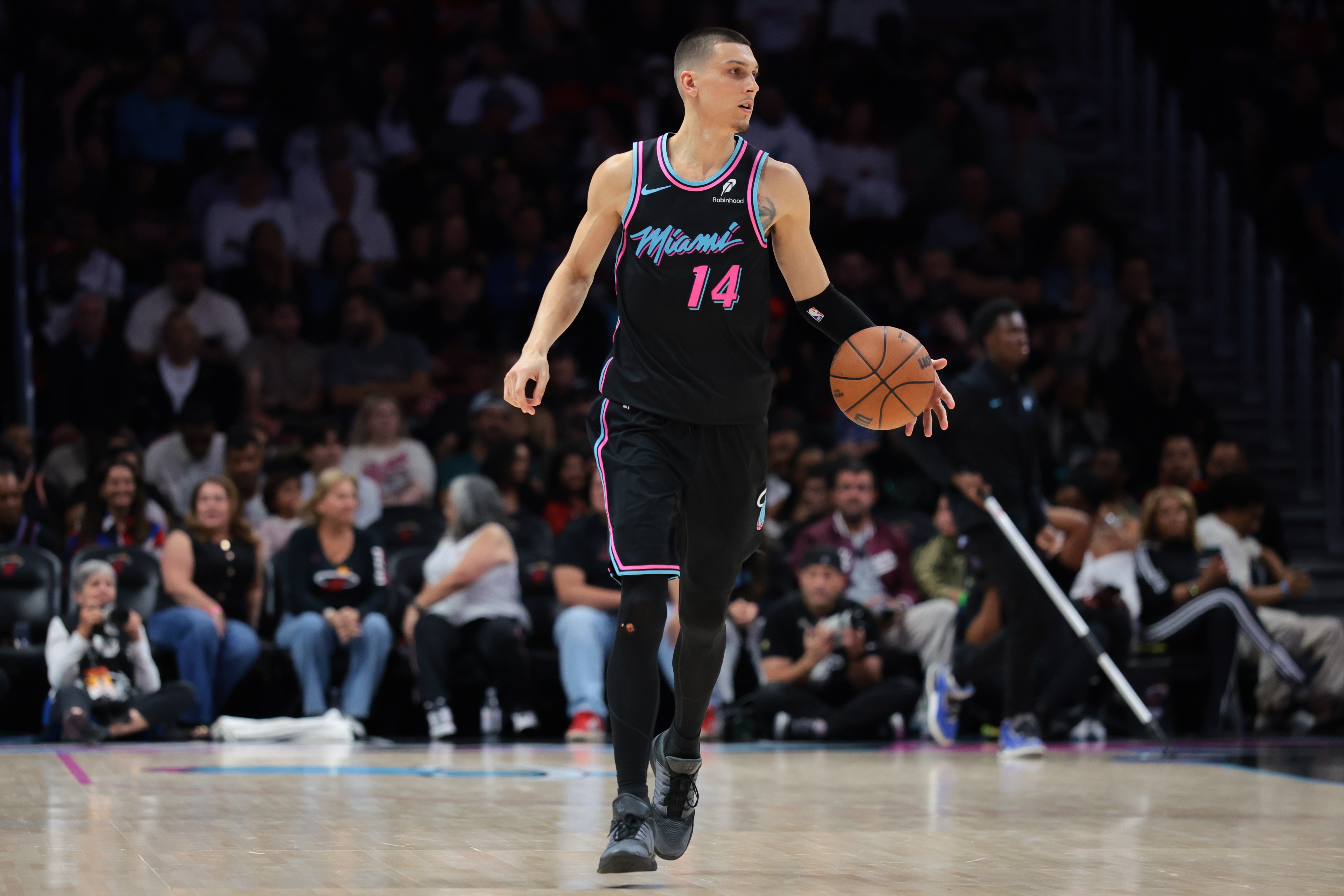 开云官方网站-热火迎战魔术 希罗&amp;鲍威尔&amp;韦尔&amp;亚库乔尼斯出战 维金斯缺阵