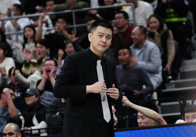 KAIYUN SPORTS-突发！曝辽篮主帅杨鸣辞职已获俱乐部批准 由助教乌戈接任